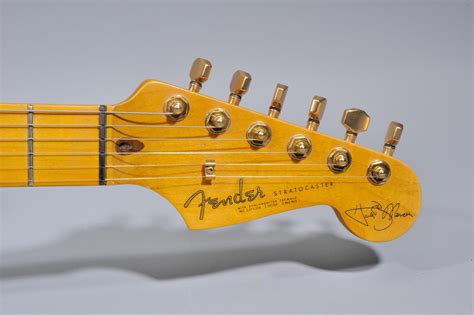 hank marvin stratocaster specs